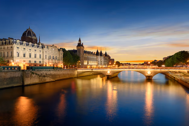 France: A Complete Guide to the Country of Art, Culture, and Elegance
